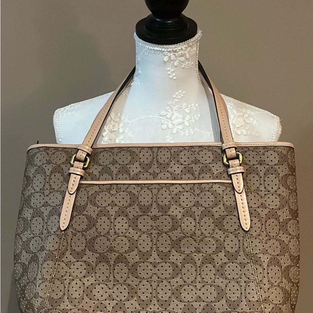 Coach purse. Beige coach insignia.